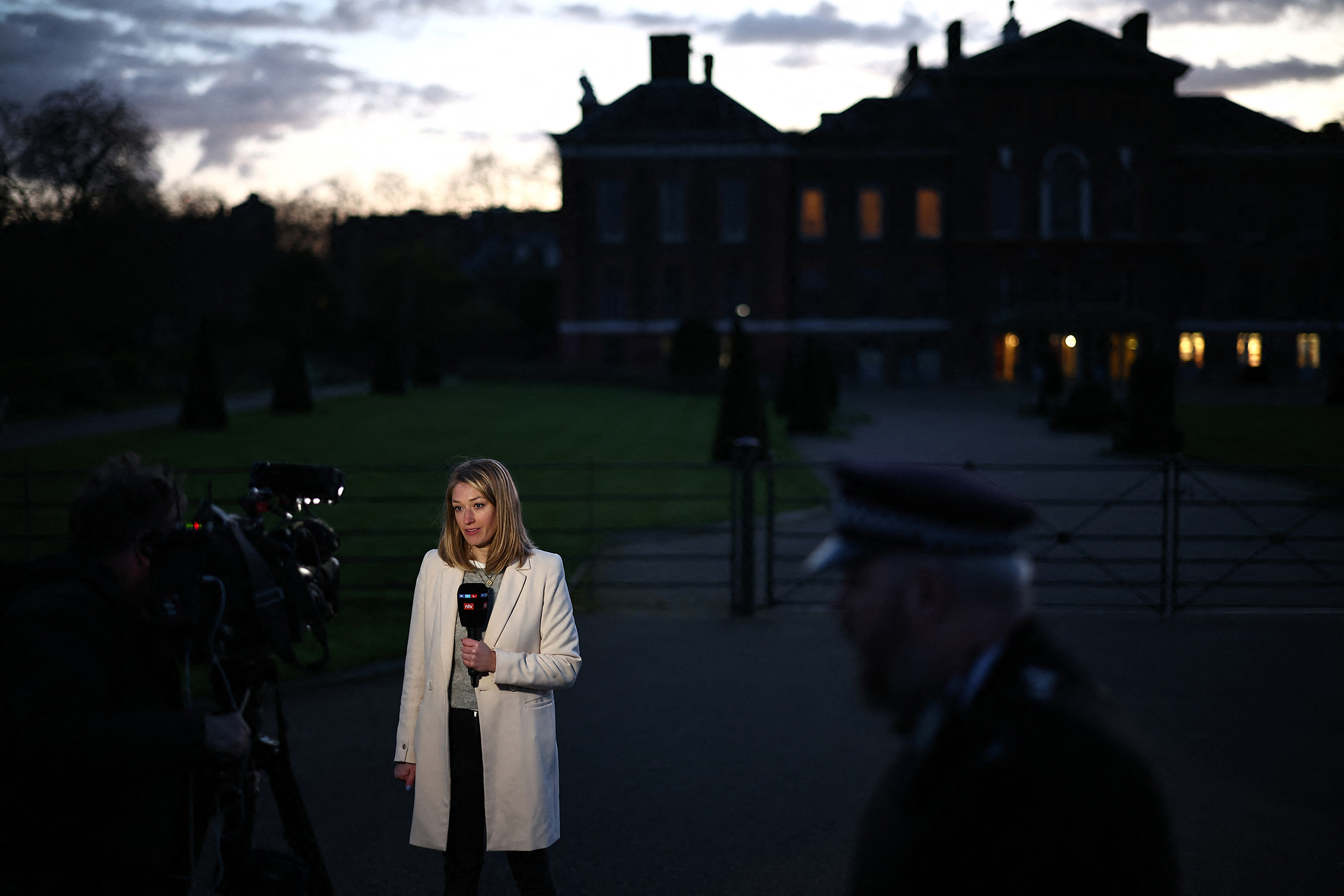 Ein Journalist berichtet am 22. März von außerhalb des Kensington-Palastes in London.