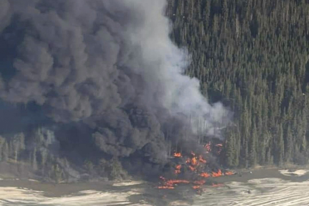 Ein Feuer brennt nachdem eine Douglas C-54 Skymaster Maschine in den Tanana Fluss außerhalb von Fairbanks, Alaska, am Dienstag, dem 23. April 2024 abstürzte.