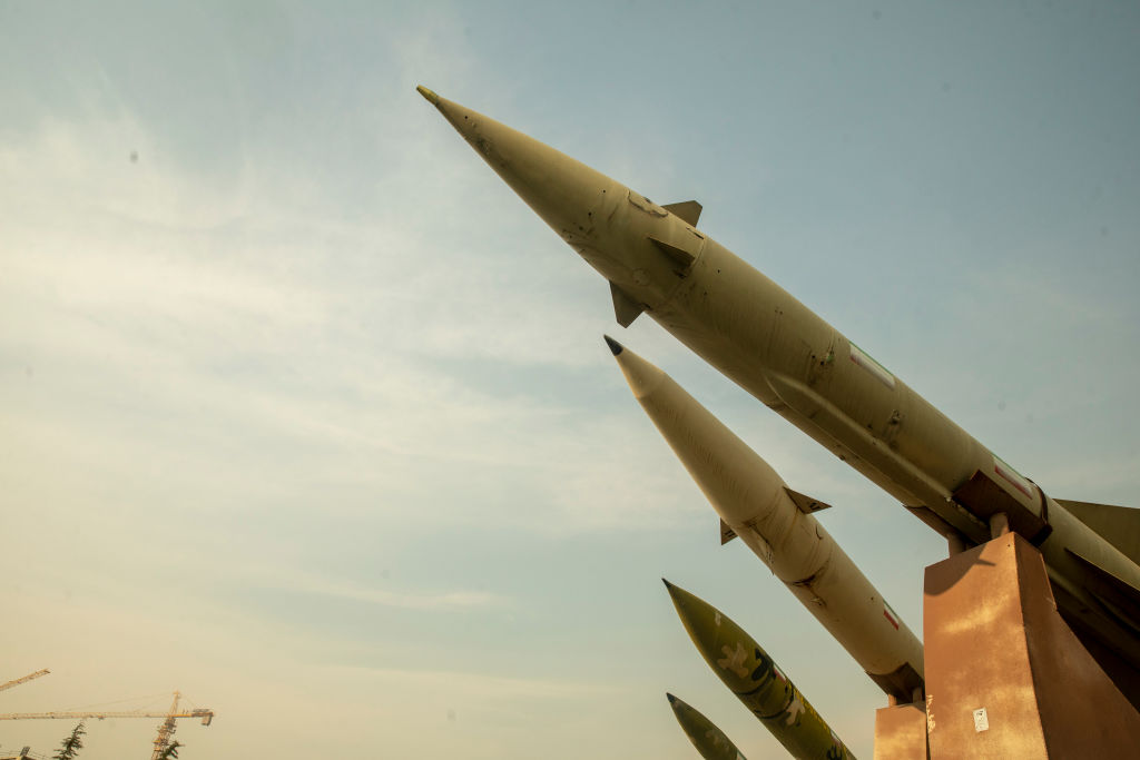Iranische Raketen werden in einem Park in Teheran, Iran, am 20. Januar 2024 ausgestellt.