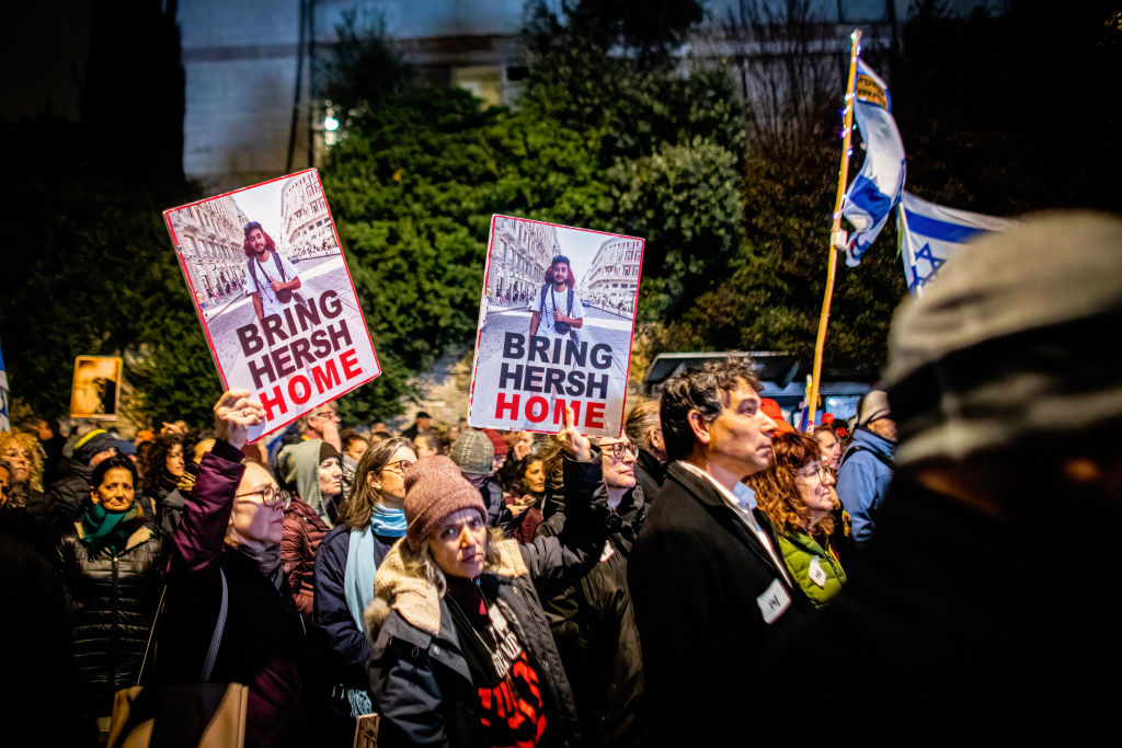 Protestierende halten Poster von dem 23-jährigen Amerikaner-Israeli