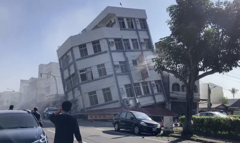 Ein teilweise eingestürztes Gebäude ist am Mittwoch, den 3. April 2024, im osttaiwanischen Hualien zu sehen.