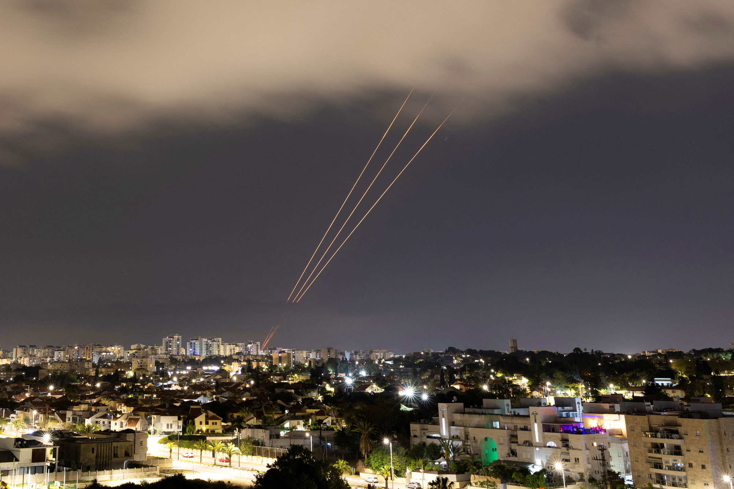 Ein Anti-Raketensystem wird aktiviert nachdem Iran Drohnen und Raketen Richtung Israel abgeschickt hat