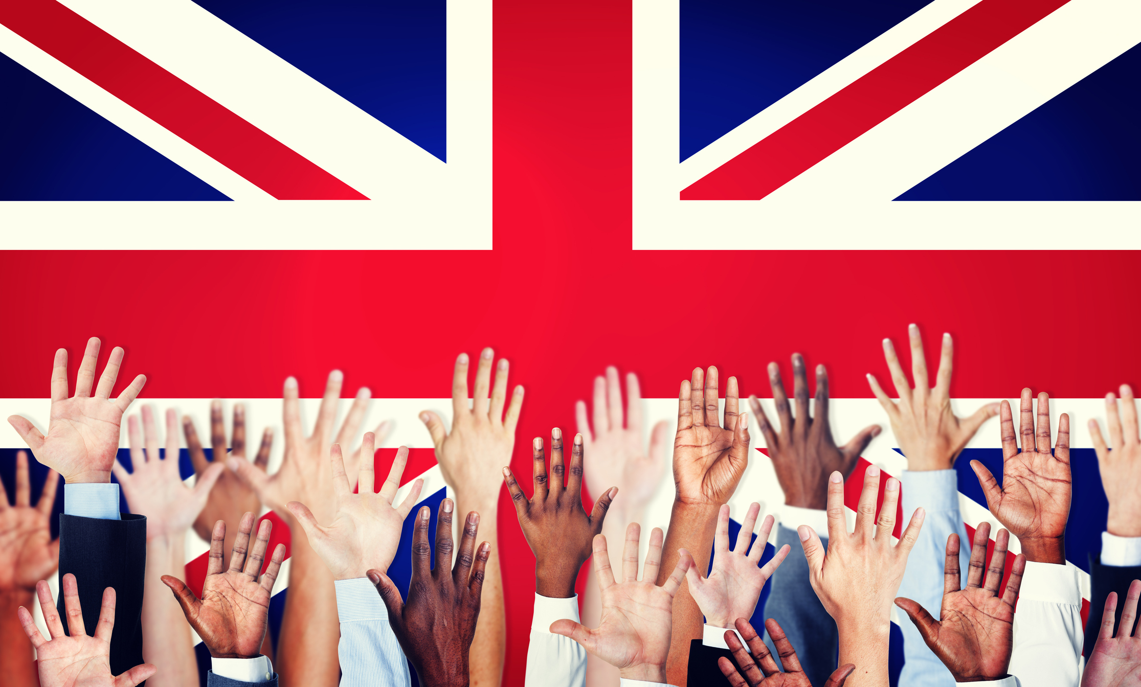 Gruppe von Menschen verschiedener Ethnien mit erhobenen Armen und Flagge des Vereinigten Königreichs