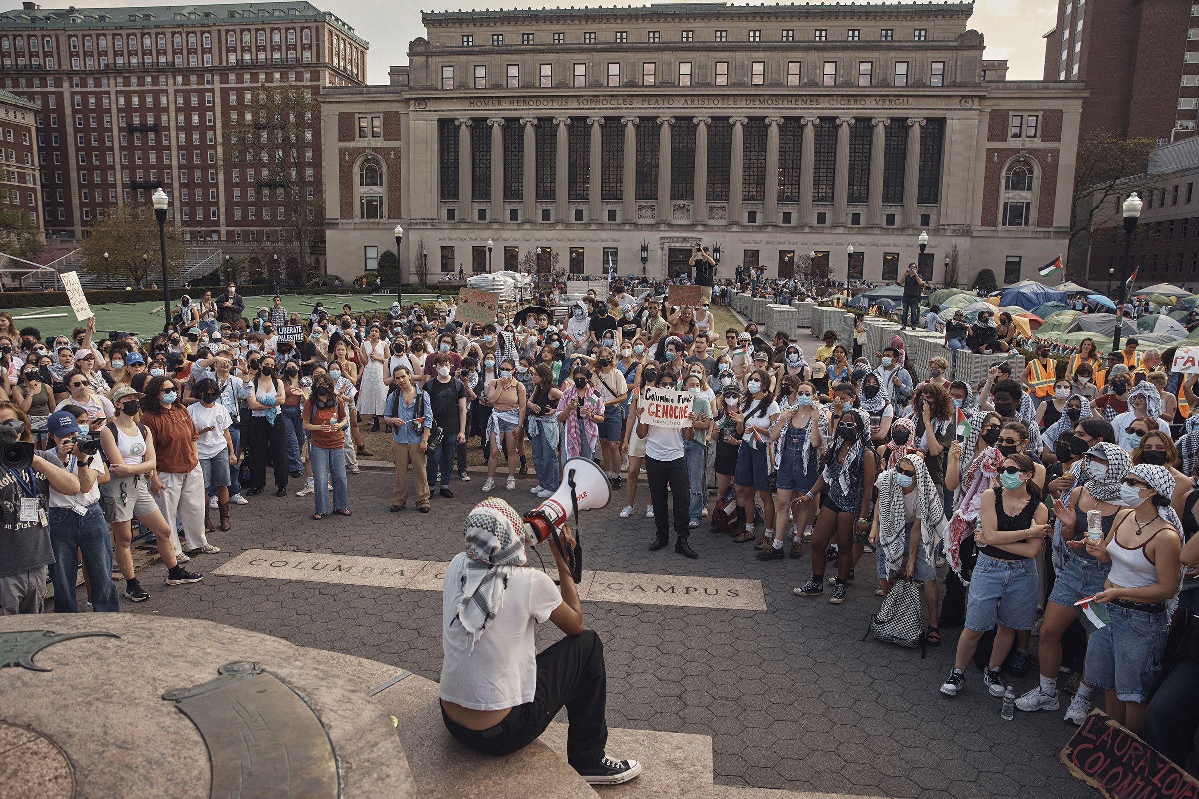 Demonstranten hören einem Redner bei einem pro-palästinensischen Lager auf dem Campus der Columbia University in New York City am 29. April zu.