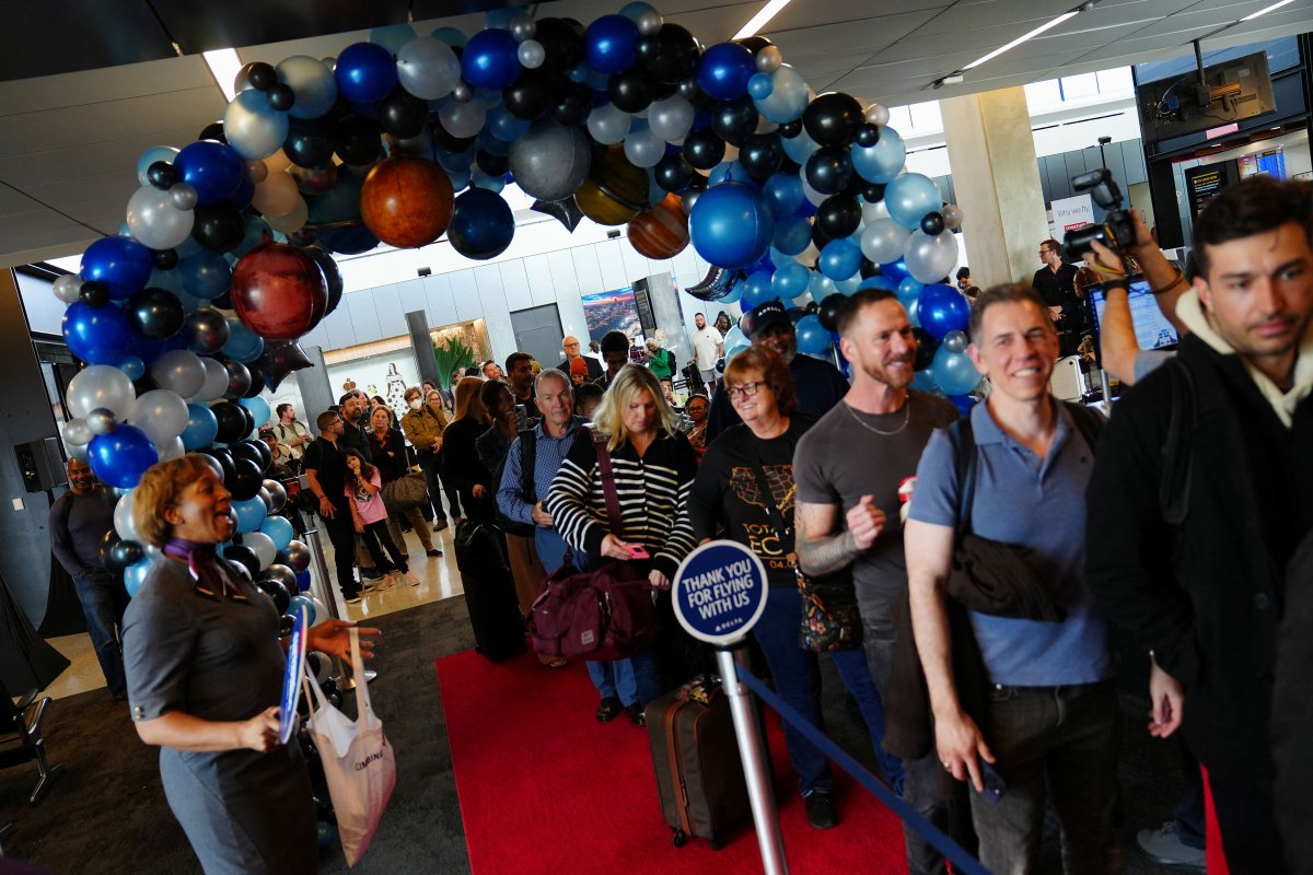 Passagiere machen sich bereit zum Boarding eines Flugzeugs nach Detroit am Tag einer totalen Sonnenfinsternis in Austin, Texas.