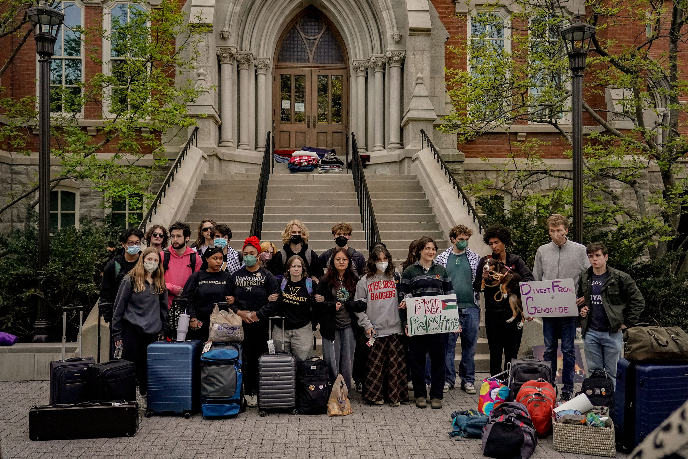 Studenten, die wegen der Besetzung von Kirkland Hall suspendiert wurden, versammeln sich am 27. März vor Kirkland Hall auf dem Campus der Vanderbilt University.