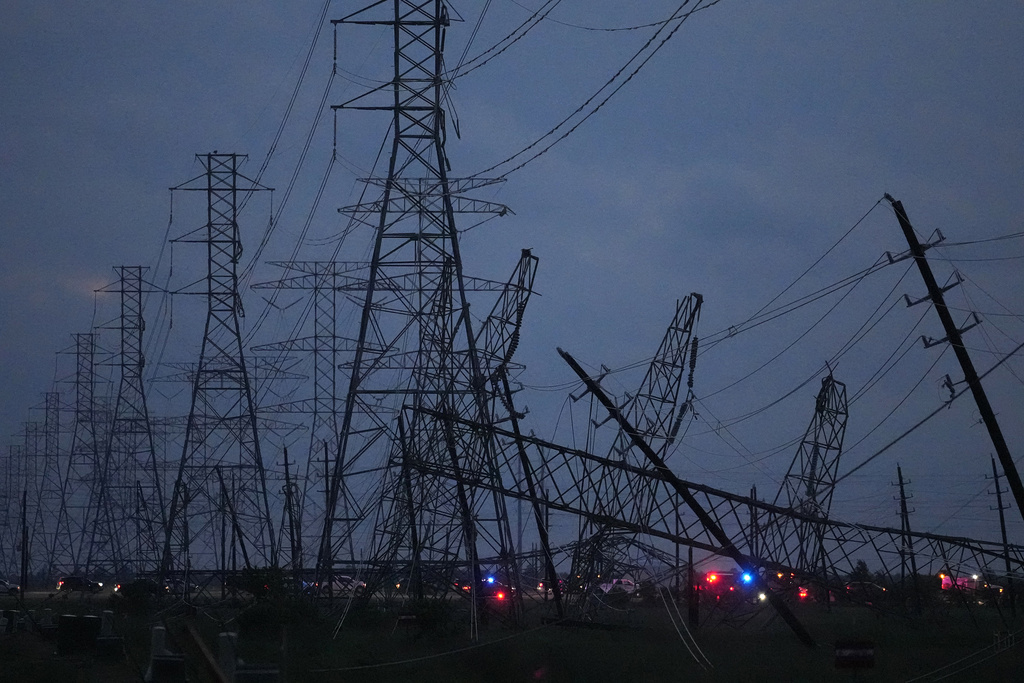 Übertragungsleitungen sind in der Nähe des Grand Parkway und der West Road nach einem Sturm am Donnerstag, dem 16. Mai 2024, in Cypress, Texas, heruntergerissen.