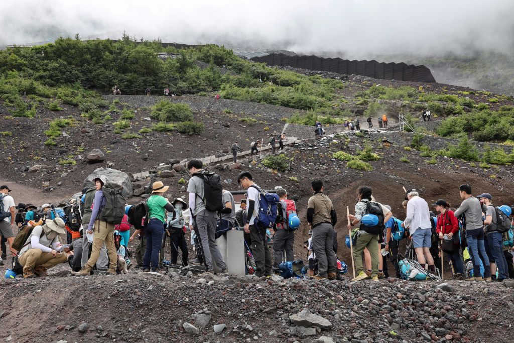 這張2023年8月31日拍攝的照片顯示日本最高峰富士山3776公尺的登山者。