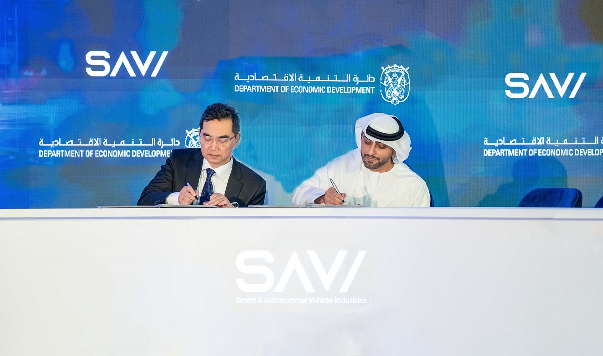 Wings Logistics Hub董事會成員Mohamad Al Dhaheri先生(右)和EHang財務長楊建鴻先生(左)在兩家公司宣佈戰略合作夥伴關係的簽約儀式上。