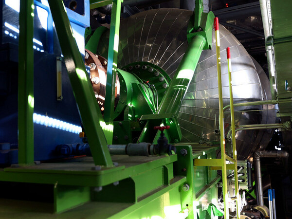 Gambar Juno Clave di dalam fasilitas teknologi daur ulang.