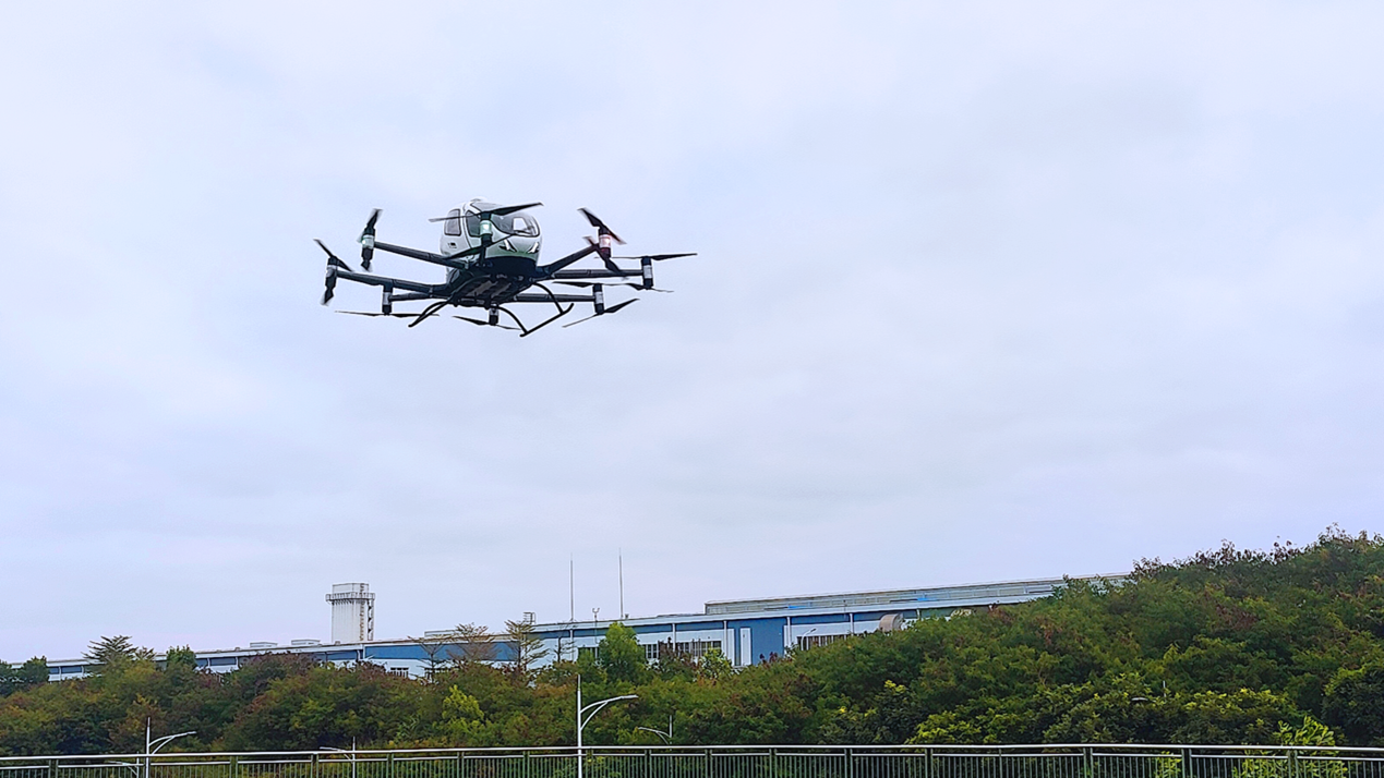 (EH216-S eVTOL tanpa juruterbang melakukan penerbangan peragaan di majlis Sijil Kelayakan AC EH216-S dan penghantaran kapal terbang)