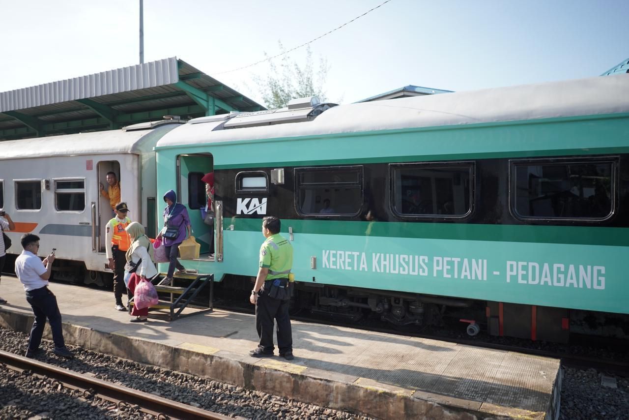 Farmer-Trader train to facilitate the movement of agricultural goods, processed food, and small-scale merchandise by providing dedicated cargo space within a commuter railway environment.