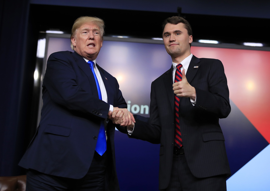 Presiden Donald Trump bersalaman dengan moderator Charlie Kirk, semasa forum Generasi Seterusnya White House di Bangunan Pejabat Eksekutif Eisenhower di kompleks White House di Washington, Khamis, 22 Mac 2018.