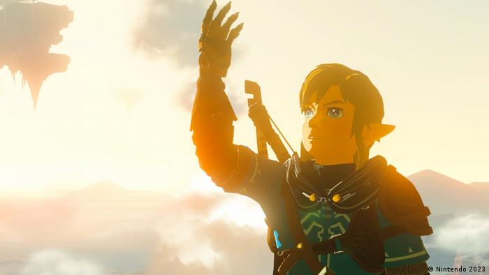 Screenshot aus The Legend of Zelda: Tears of the Kingdom: Link reckt einen Arm in die Luft