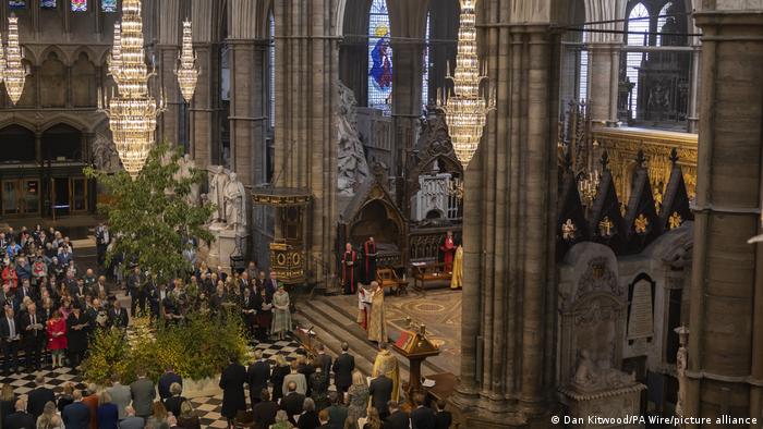 Eine Messe findet in der Westminster Abbey statt, London