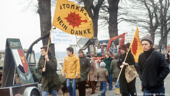 Demonstrierende mit Atomkraft? Nein Danke-Fahnen bei einer Anti-Atom-Demo in Hannover 1979