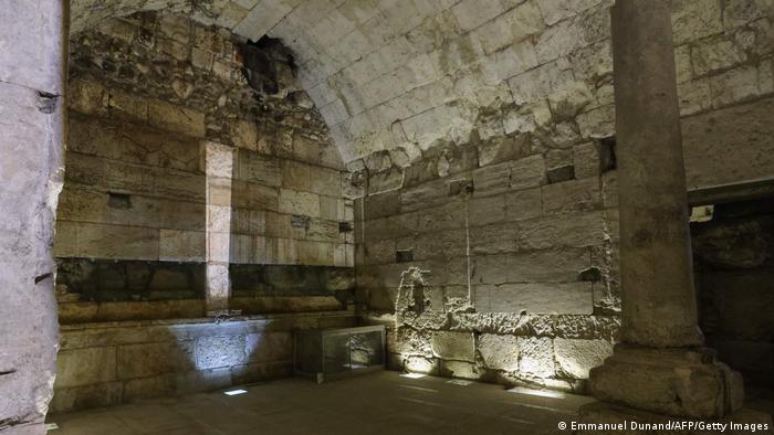 Blick in die Gewölbehalle aus der Römerzeit, deren Wände und Säulen beleuchtet sind.