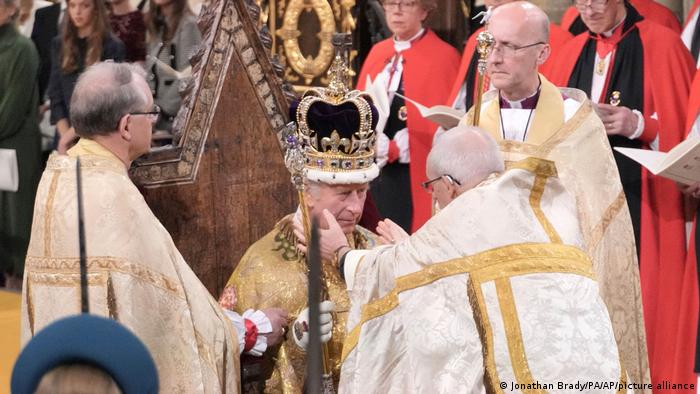 Der Erzbischof von Canterbury, Justin Welby, setzt Charles III. die Edwardskrone auf 