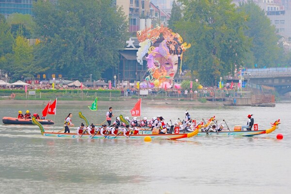 Beim 35. Guangyuaner Frauentag wurde das jährliche Phoenix-Boot eröffnet, die weiblichen Teammitglieder an Bord kämpften mutig, die Menschen am Ufer wetteiferten darum, zuzuschauen.