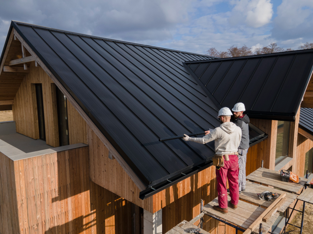 volles Bild von Dachdeckern, die zusammenarbeiten und Helme tragen