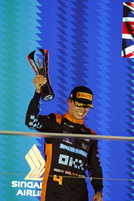 Lando Norris auf dem Podium in Singapur