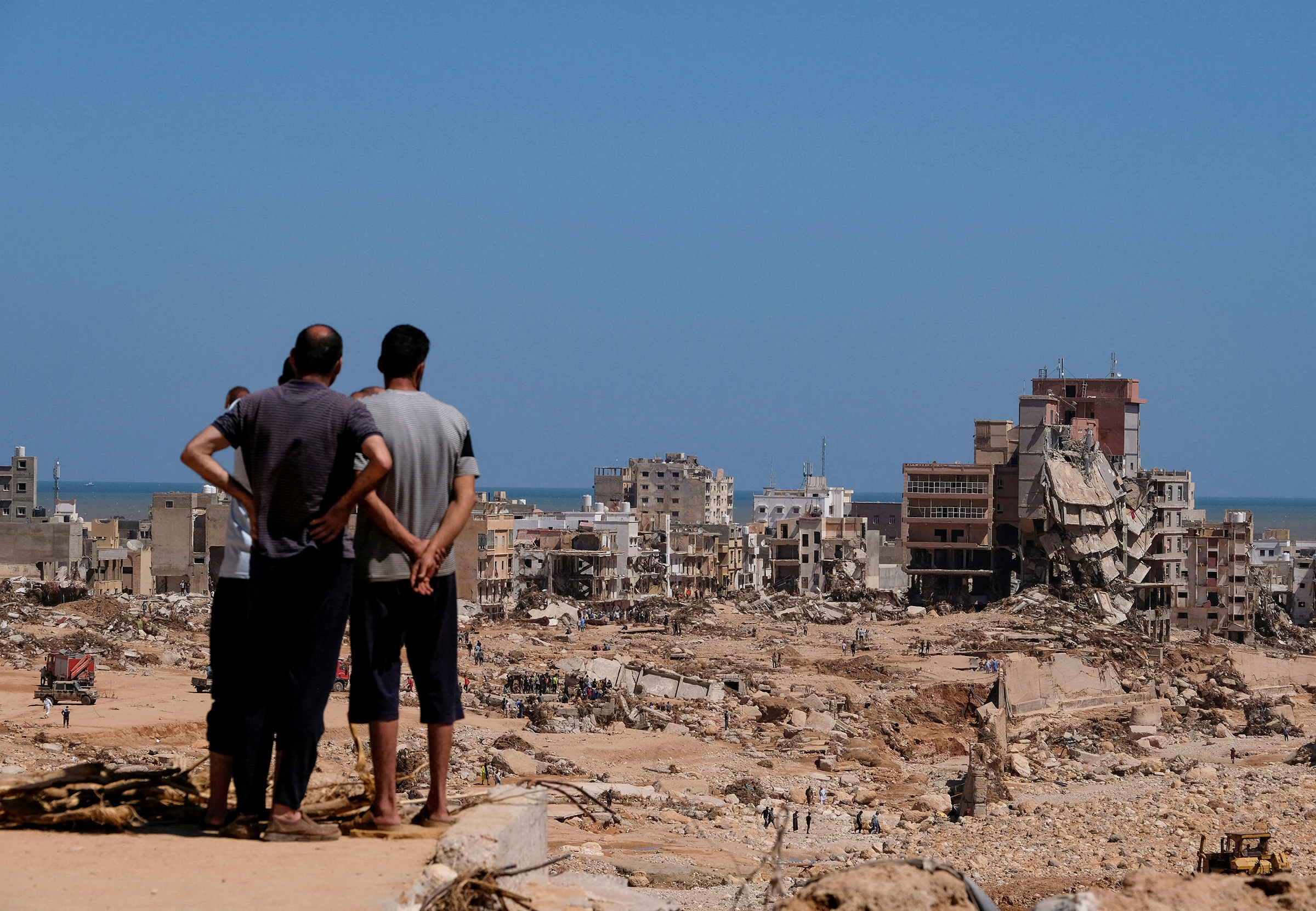 Menschen betrachten am 14. September beschädigte Gebiete in Derna.