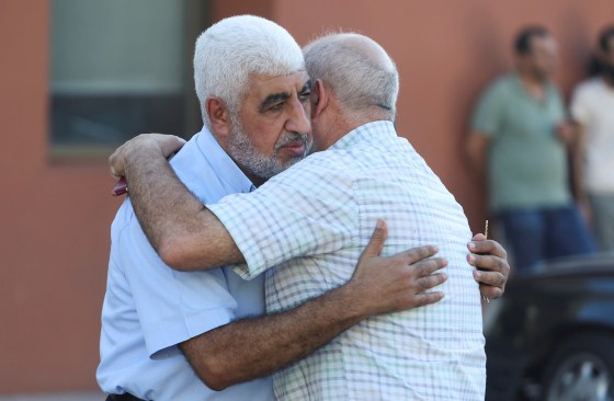 Mohammed Sariyeh umarmt einen Mann, als er Beileidsbekundungen für den Tod seines Bruders Saleh, seiner Frau und zweier seiner Töchter annimmt, die während eines starken Sturms und heftiger Regenfälle in Libyen starben, in Sidon, Libanon am 14. September.