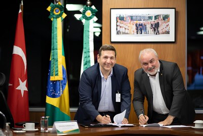 Mr Orhan Remzi Karadeniz, CEO of Karpowership, and Mr Jean Paul Prates, CEO of Petrobras, formalizing the joint venture