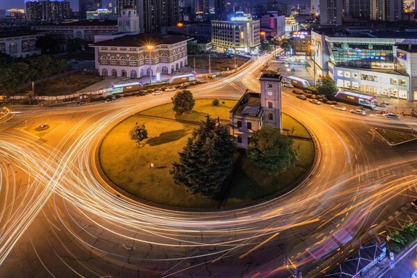 照片顯示長沙市開福區一個路口的夜景。