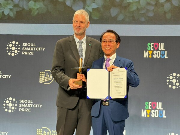 全球綠色成長研究所(GGGI)頒發特別獎,副市長林智榮(右)代表接受獎項。