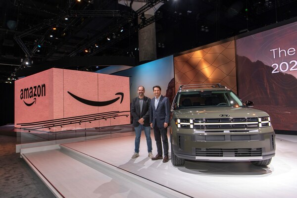 (從左至右)Amazon全球企業業務開發副總裁Marty Mallick及現代汽車公司總裁兼環球營運長José Muñoz及北美區總裁兼CEO