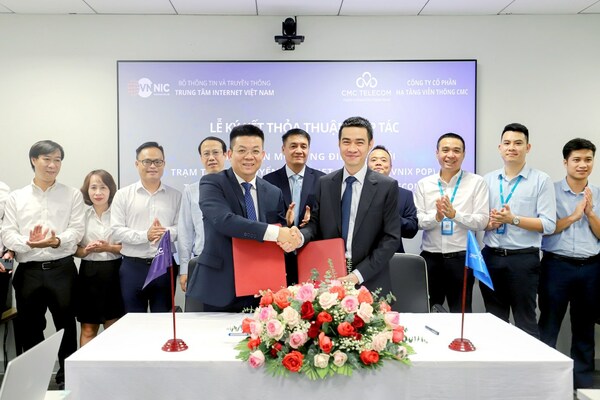 Representatives from VNNIC and CMC Telecom signed the strategic cooperation agreement to establish VNIX PoP at CMC Telecom's Tan Thuan Data Center