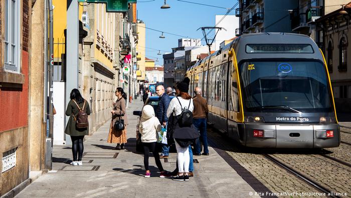 Moderne Straßenbahn in Porto in Portugal