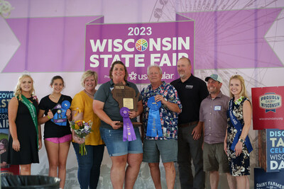 Tinanghal na Grand Master Cheesemaker sa 2023 Wisconsin State Fair ang Crave Brothers Farmstead Cheese. Mula kaliwa: Sharlene Swedlund, 2023 Wisconsin Fairest of the Fairs; Emma Crave, Ann Rech Renforth at Beth Crave, Crave Brothers Farmstead Cheese; Don Meyer, Rock River Laboratory; Randy Romanski, Wisconsin Department of Agriculture, Trade and Consumer Protection; Scott Fleming, Rock River Laboratory; Ashley Hagenow, 2023 Alice in Dairyland.