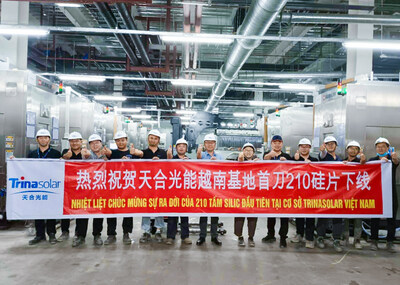 Ang unang mga wafer na lumabas sa production line sa factory ng Trina Solar Vietnam.