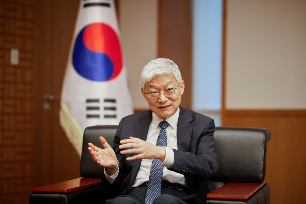 Si Yun Dukmin, ang ambassador ng Timog Korea sa Japan, sa panayam sa Embahada ng Timog Korea sa Tokyo, Japan, noong Miyerkules, Setyembre 20, 2023.