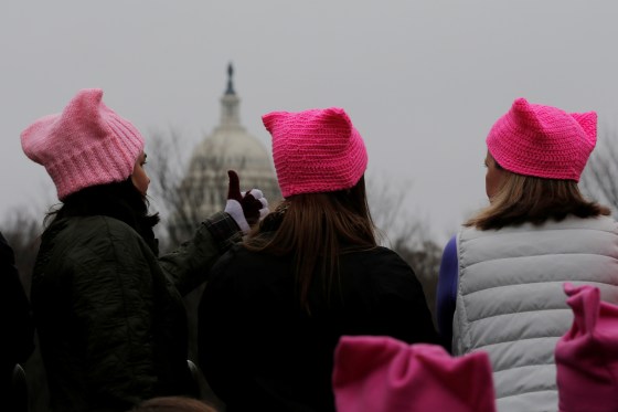 Mga babaeng nakasuot ng rosas na pussy protest hats ay nagtipon sa harap ng U.S. Capitol para sa Women's March sa Washington, kasunod ng inagurasyon ng Pangulong Donald Trump ng Estados Unidos, sa Washington