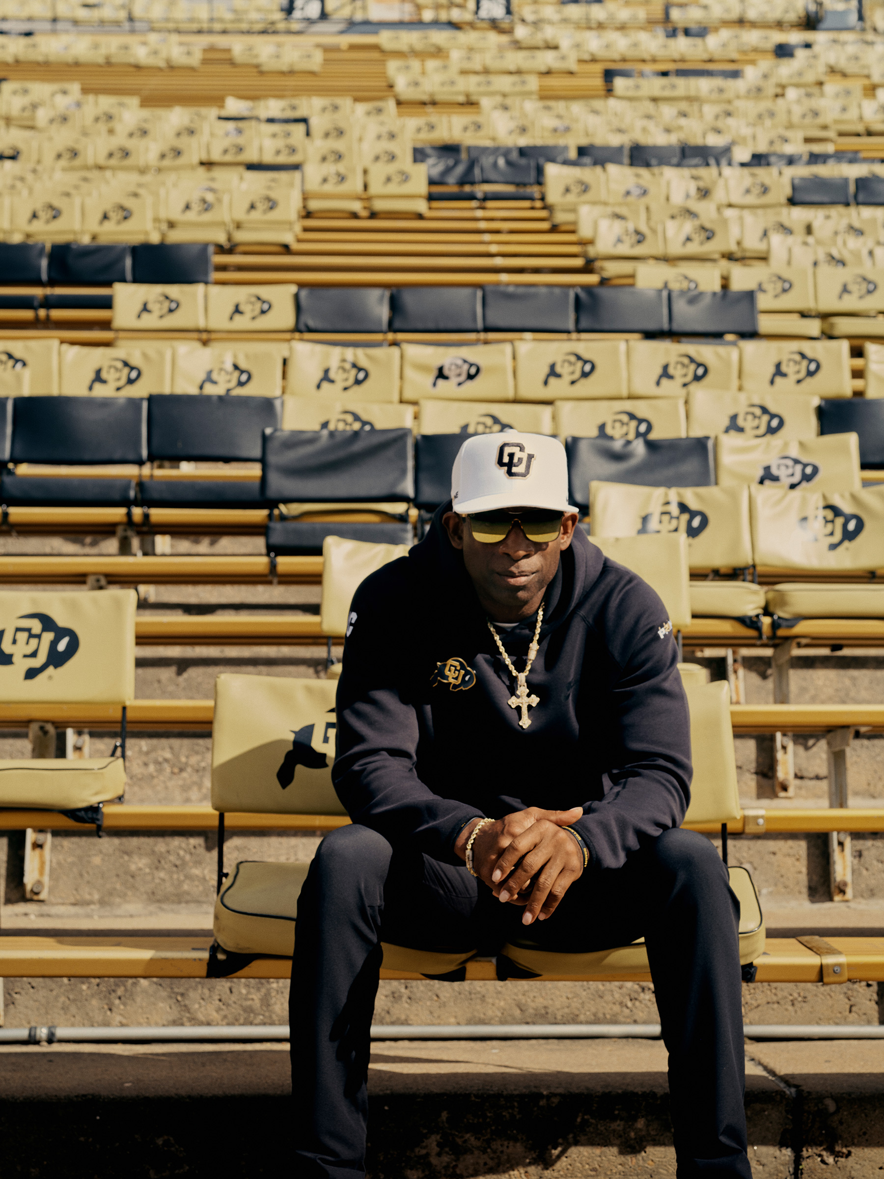 Coach Deion Sanders na nakaupo sa Folsom Field sa campus ng Colorado University