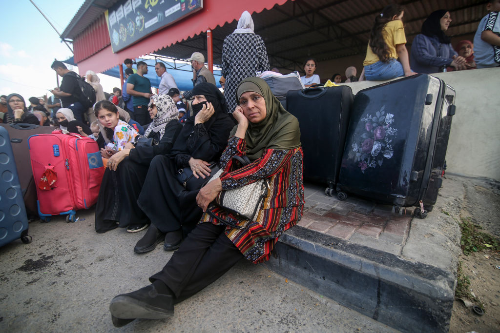 Ang mga Palestinian na naghihintay upang makatawid sa Rafah Border Gate