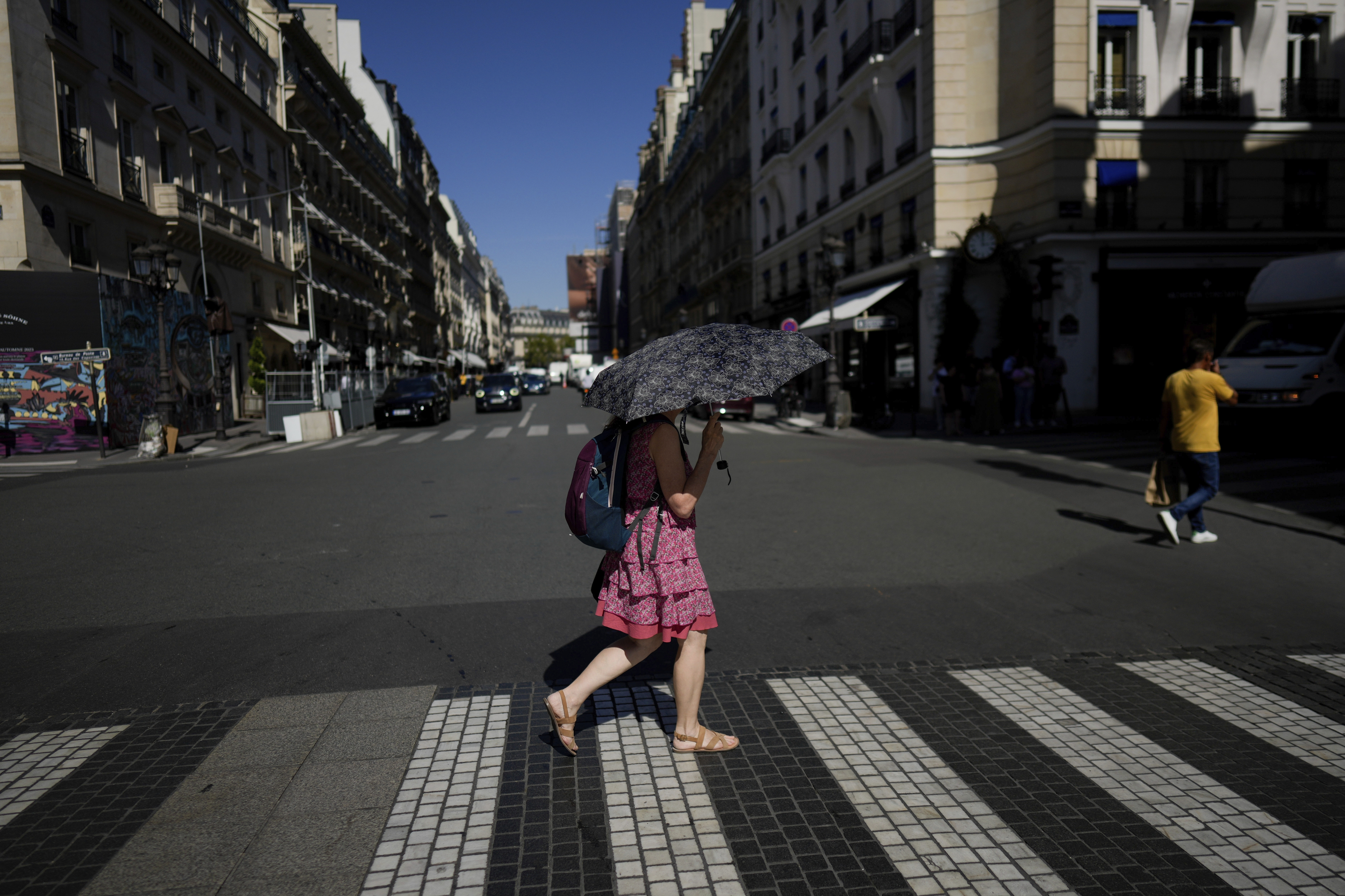 Isang babae na humahawak ng payong upang protektahan ang kanyang sarili mula sa araw, sa Paris, Setyembre 6, 2023. Matapos ang isang tag-init ng pagwasak ng tala ng init, ang pag-init ay kumalala pa noong Setyembre habang nagtala ang Mundo ng bagong marka para sa kung gaano kalayo ang mga temperatura sa normal, ayon sa ulat ng Ahensyang Pangklima ng Europa noong Oktubre 5.