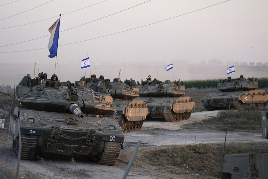 Ang mga tangke ng Israeli ay patungo sa border ng Gaza Strip sa timog Israel noong Huwebes, Oktubre 12, 2023.