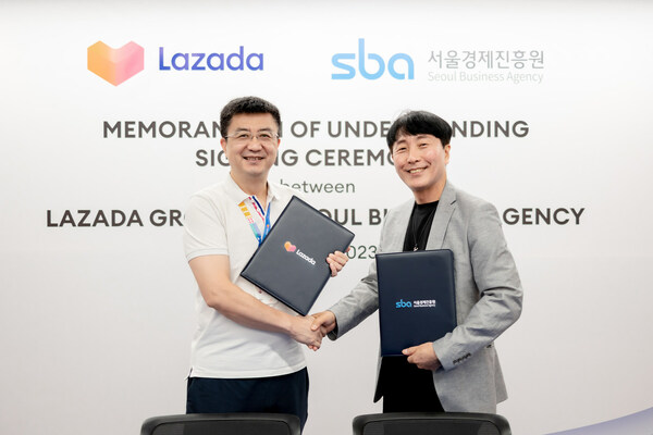 Jason Chen, Chief Business Officer, Lazada Group and Chief Executive Officer, Lazada Singapore; and Hyunwoo Kim, Chief Executive Officer, Seoul Business Agency at the signing of the MoU at Lazada One.