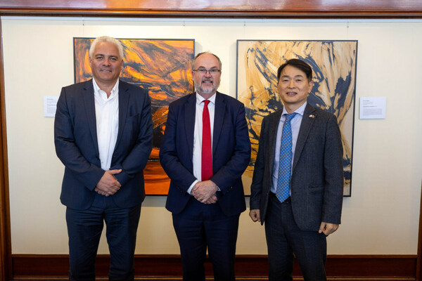 Naglagda ang POSCO Holdings at ang Engie, isang French multinasyunal na kumpanyang pang-utilidad noong Oktubre 12 sa Perth, Australia. (Mula kaliwa) Rik De Buyserie, CEO ng Engie Australia & New Zealand, Bill Johnston, Ministro ng Hidroheno ng Kanlurang Australia, at Ju-ik Cho, pinuno ng Hydrogen Business Team ng POSCO Holdings.