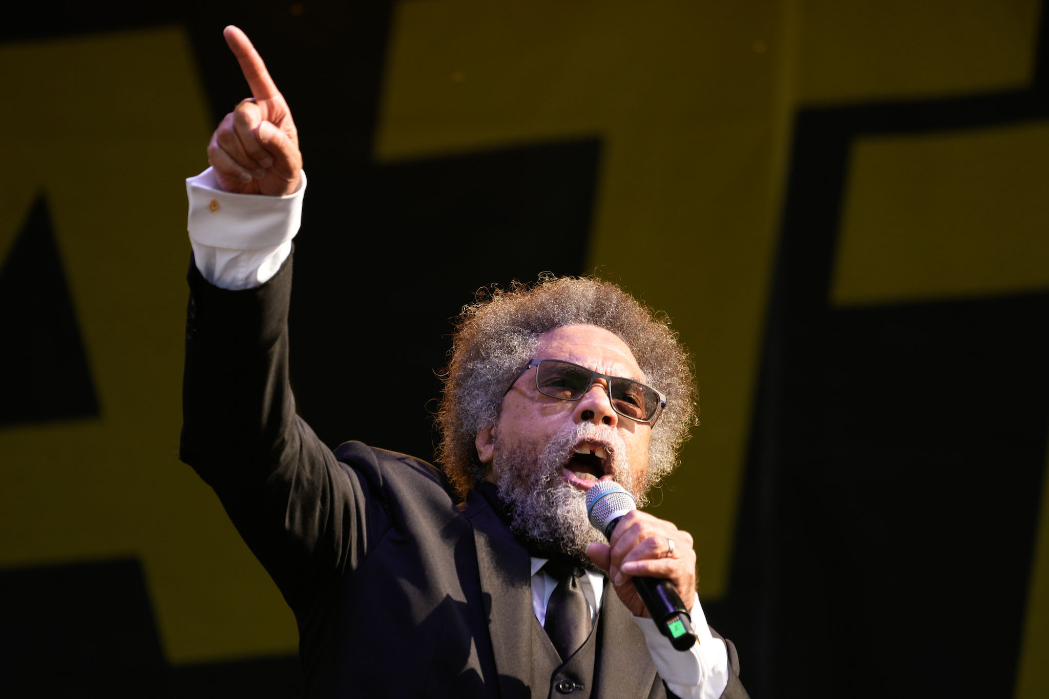 Si Cornel West ay nagsasalita sa isang pagtitipon sa Los Angeles.