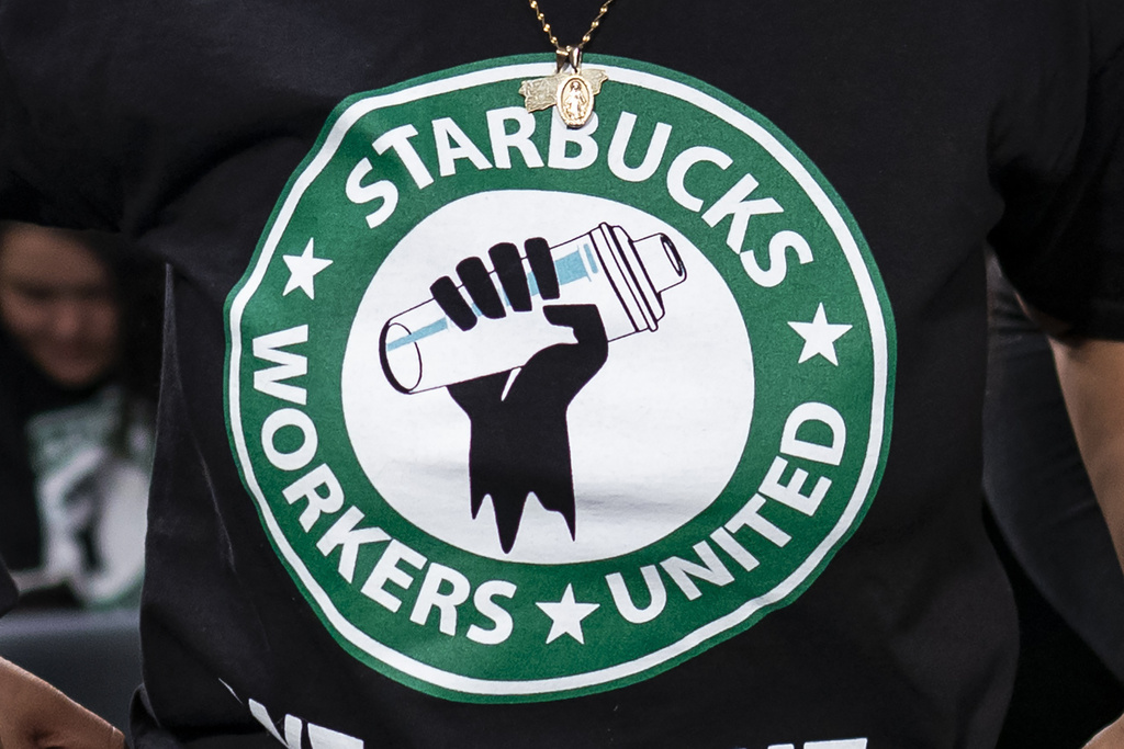 Ang logo ng Starbucks Workers United ay lumilitaw sa tshirt ng isang tao na dumadalo sa pagdinig sa Washington noong Marso 29, 2023.