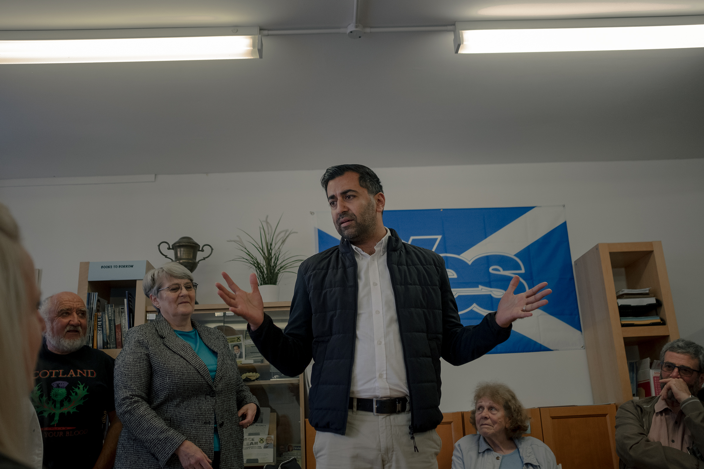 Nagsasalita si Yousaf sa mga tagasuporta sa opisina ng SNP sa Largs, Scotland, noong Agosto 23.