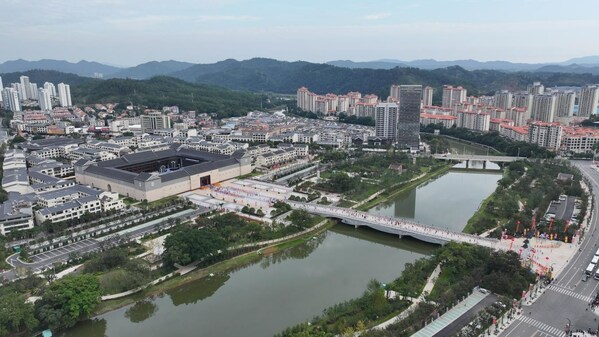 The chairperson group of the 32nd World Hakka Conference entered the city (photo by Liao Yifan).