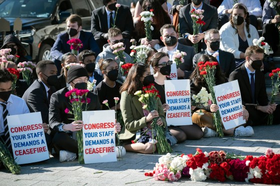 Ang mga tauhan ng Kongreso ay naghahandog ng pagpoprotesta na tumatawag para sa pagtigil-putukan sa labas ng Kapitolyo sa Washington, D.C., noong Nobyembre 8, 2023. 