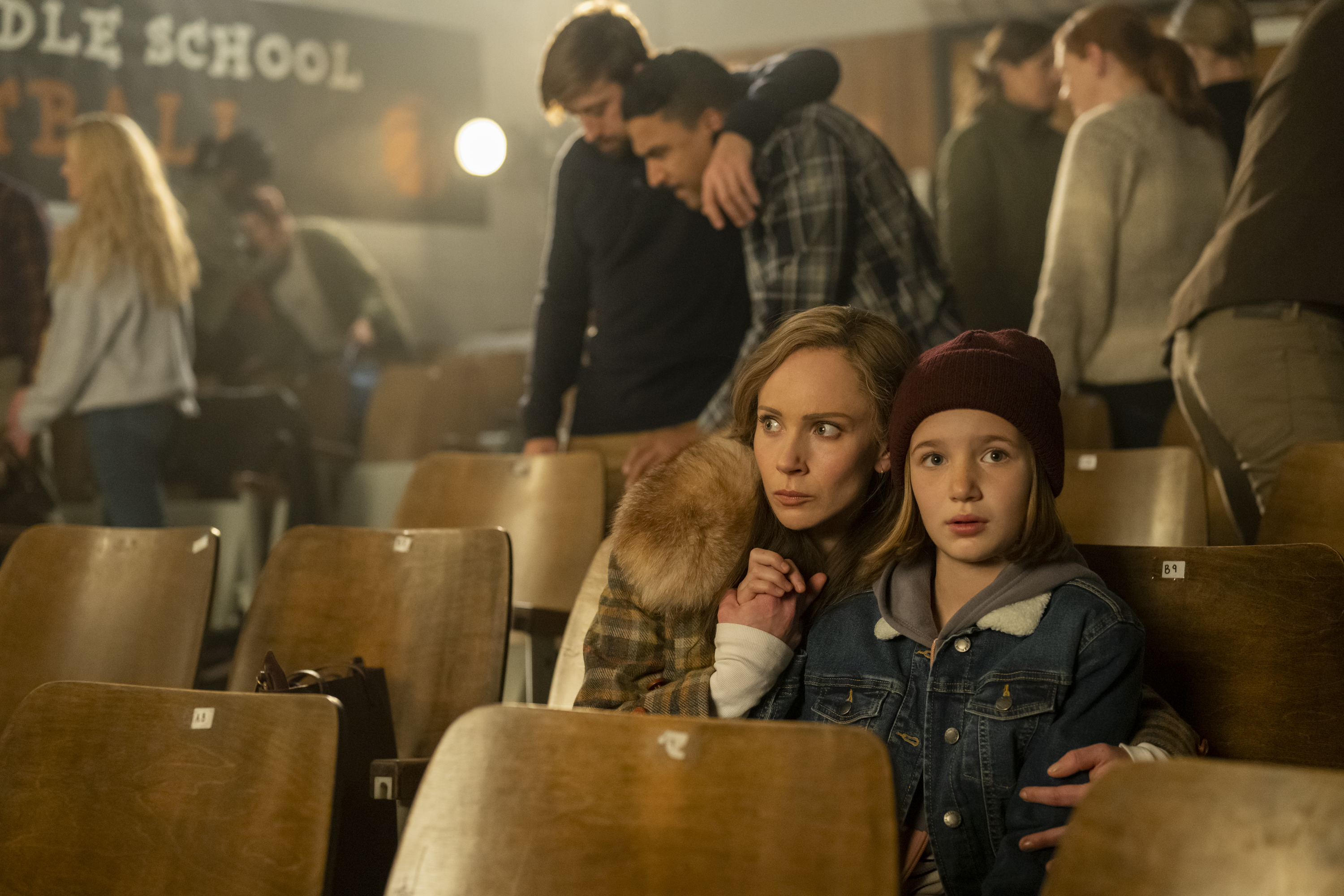 (L-R): Juno Temple bilang Dorothy “Dot” Lyon at Sienna King bilang Scotty Lyon sa episode 1 ng 'Fargo' season 5.