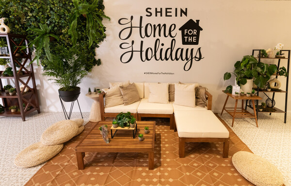 Pagpapakilala ng mga produkto para sa bahay ng SHEIN sa pop-up event ng SHEIN Home for the Holidays sa Times Square